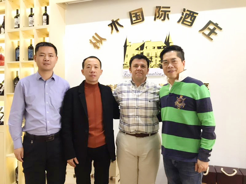樅木國際酒莊首席釀酒師羅伯特?薩維爾先生一行到了公司總部考察指導工作 樅木國際酒莊首席釀酒師羅伯特?薩維爾先生一行到了公司總部考察指導工作