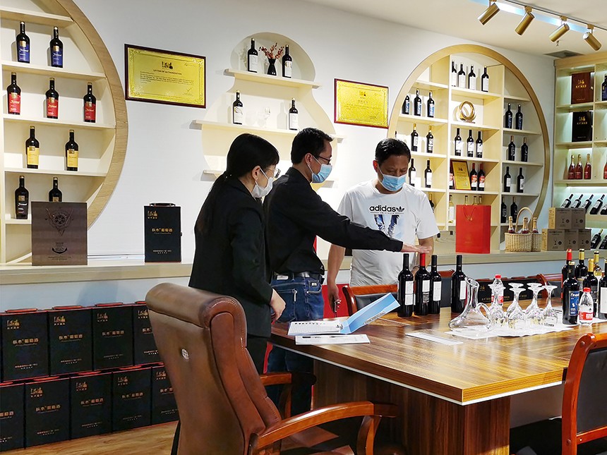 煙臺葡萄酒加盟|煙臺劉總前來樅木國際酒莊考察參觀 煙臺葡萄酒加盟|煙臺劉總前來樅木國際酒莊考察參觀