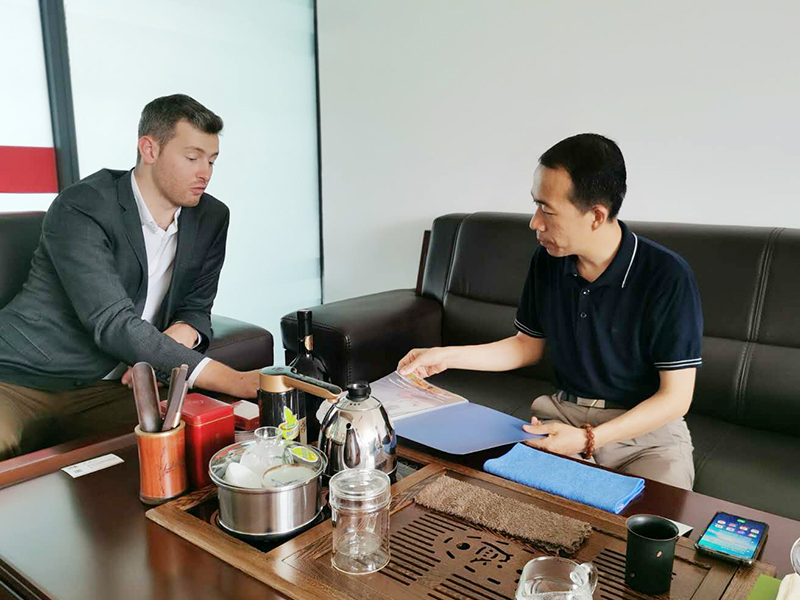 樅木酒業(yè)迎來法國(guó)知名酒莊莊主前來洽談合作! 樅木酒業(yè)迎來法國(guó)知名酒莊莊主前來洽談合作!