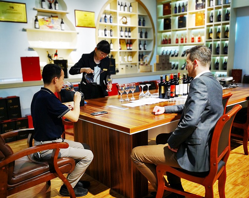 樅木酒業(yè)迎來法國(guó)知名酒莊莊主前來洽談合作! 樅木酒業(yè)迎來法國(guó)知名酒莊莊主前來洽談合作!