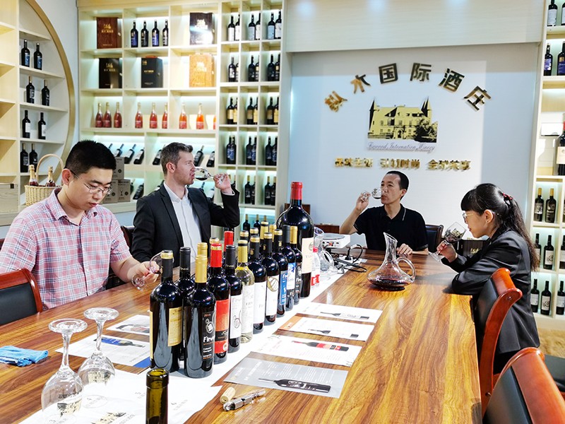 樅木酒業(yè)迎來法國(guó)知名酒莊莊主前來洽談合作! 樅木酒業(yè)迎來法國(guó)知名酒莊莊主前來洽談合作!