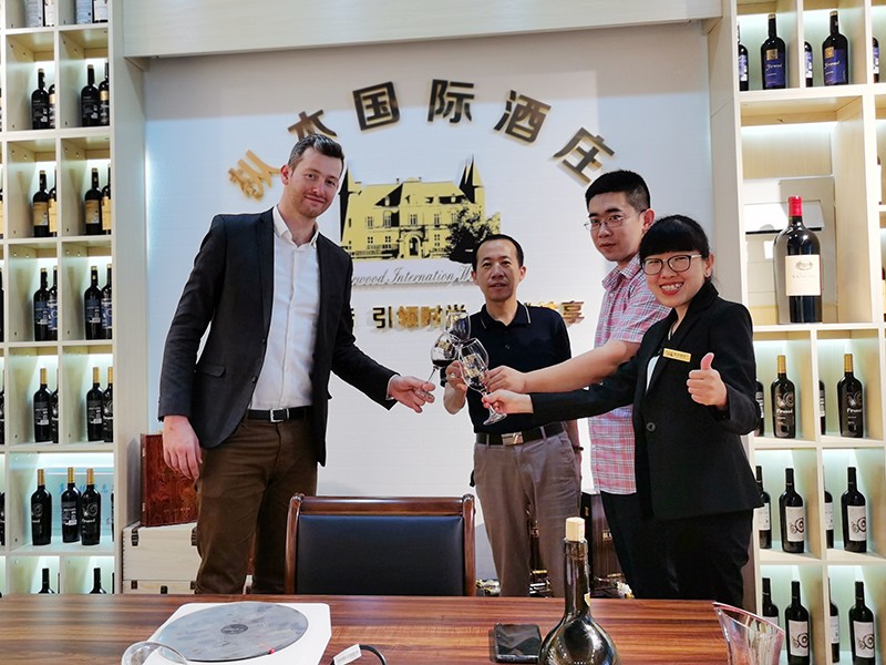 樅木酒業(yè)迎來法國(guó)知名酒莊莊主前來洽談合作! 樅木酒業(yè)迎來法國(guó)知名酒莊莊主前來洽談合作!
