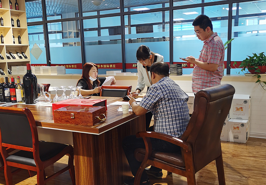 淄博葡萄酒加盟|熱烈慶祝王總加盟樅木國際酒莊,樅木又壯大了! 淄博葡萄酒加盟|熱烈慶祝王總加盟樅木國際酒莊,樅木又壯大了!